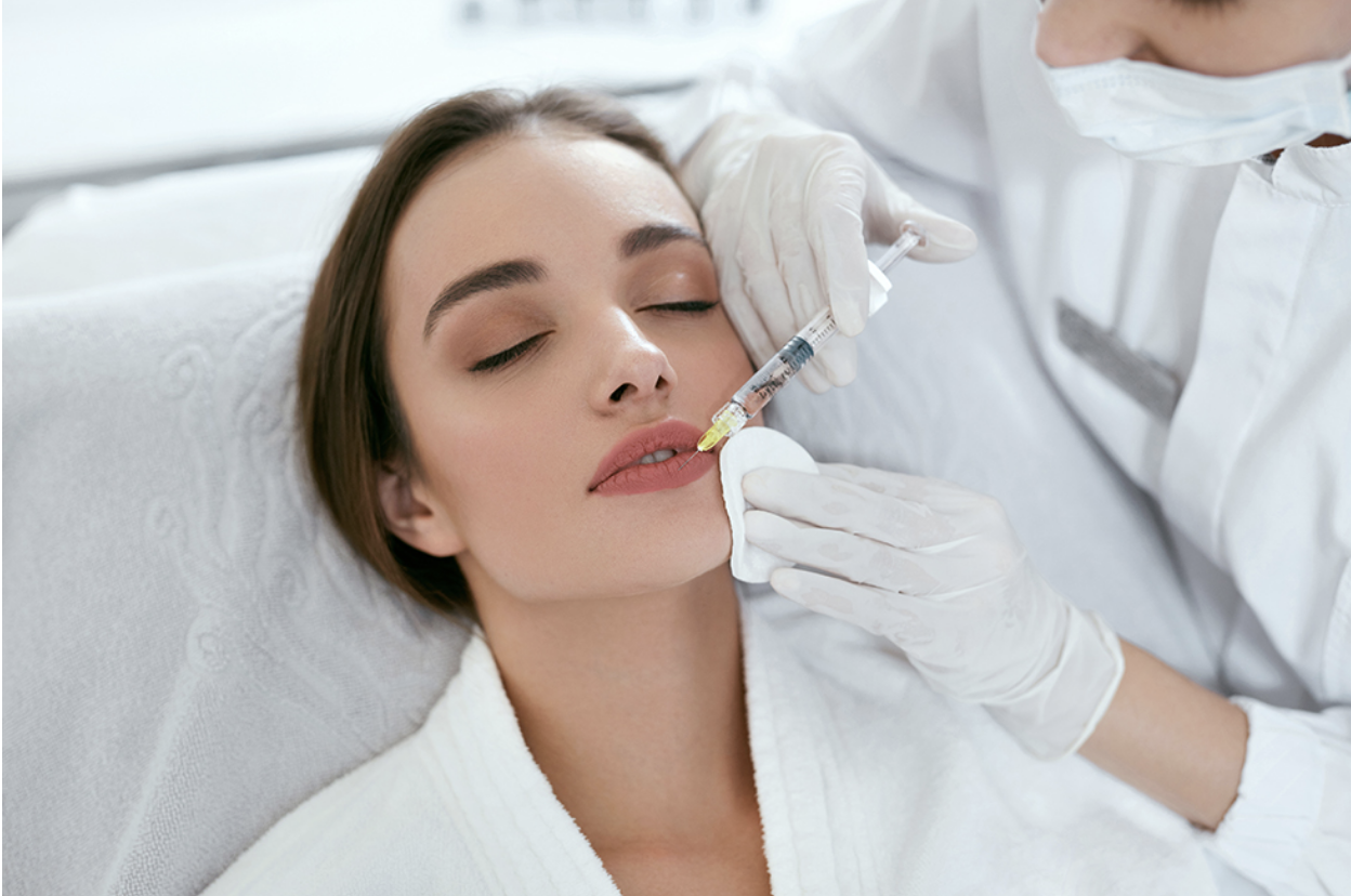 A woman receiving Restylane Kysse lip filler injections from Freider Dermatology in Palm Beach Gardens